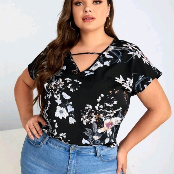 Beautiful Women's Plus Size Black Floral Casual Fashion Top ✨️ ♥️ - Picture 2 of 12